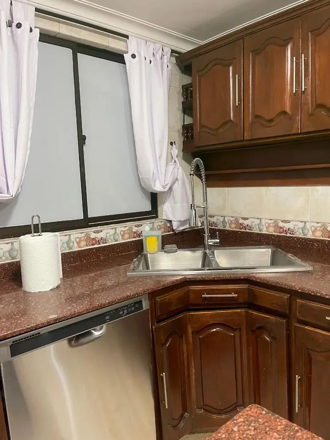 Nuevo Y Moderno Alojamiento Laureles, Habitacion Privada Медельин Проживание в семье